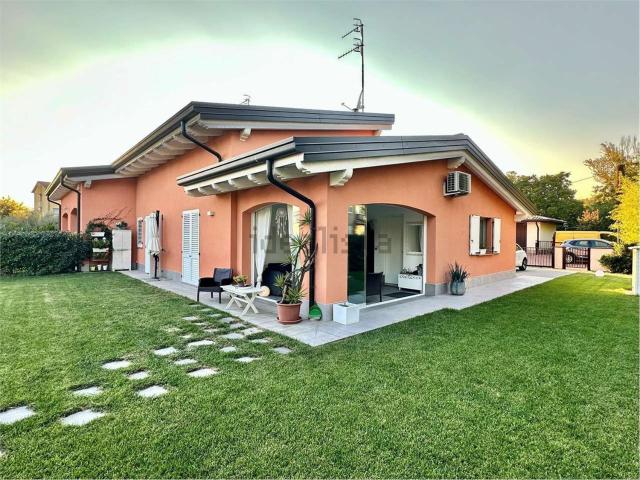 Case e ville in vendita di 150 m² in Via Montanara