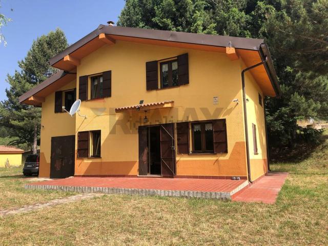 Case e ville in vendita di 150 m² in Via San Francesco D&apos Assisi