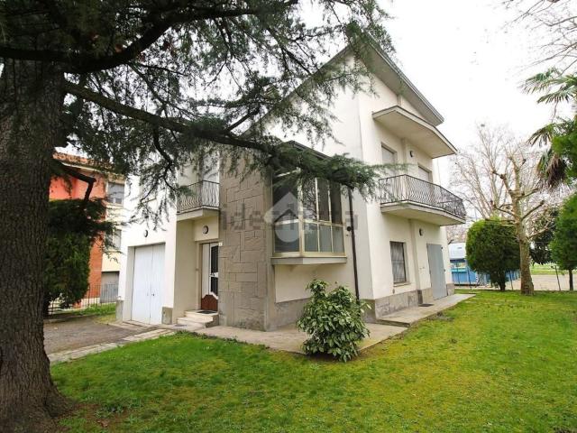 Case e ville in vendita di 150 m² in Via Raggi, 1