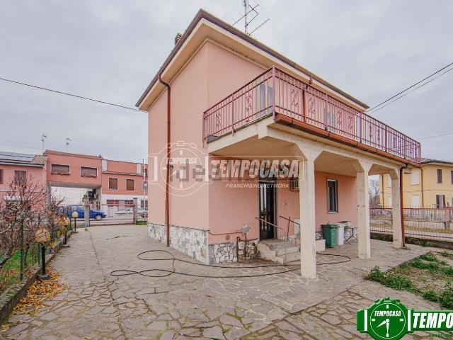 Case e ville in vendita di 150 m² in Via Trovamala