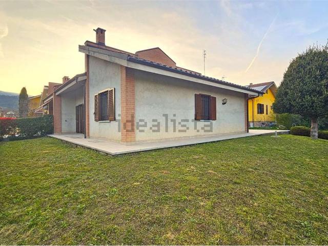 Case e ville in vendita di 150 m² in Via Ungaretti
