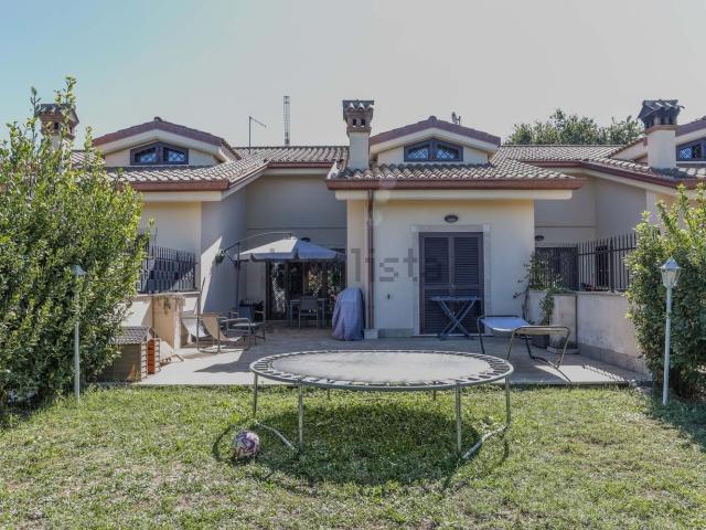 Case e ville in vendita di 150 m² in Via Vecchia di Velletri