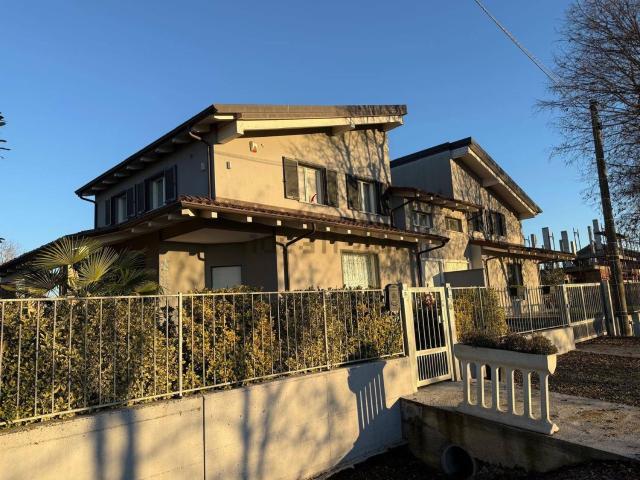 Case e ville in vendita di 150 m² in Strada Cascinagrossa, 23
