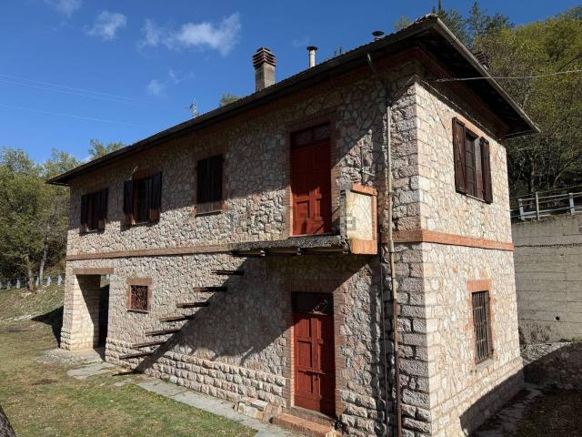 Case e ville in vendita di 150 m² in Strada Provinciale Vallo Nera Muccifora