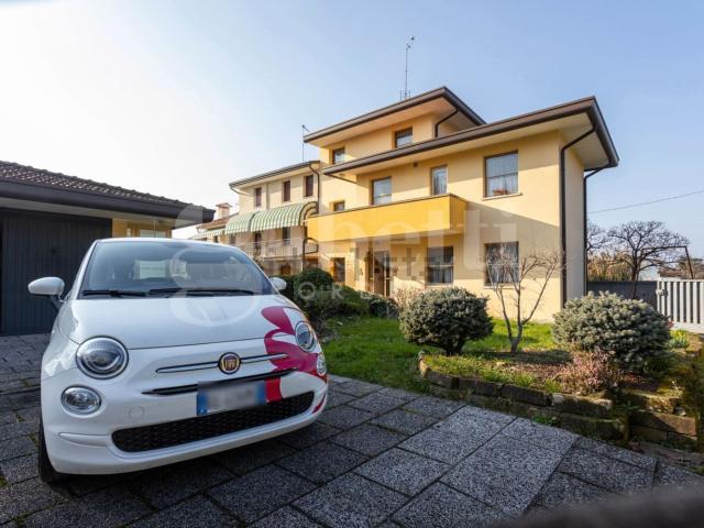 Case e ville in vendita di 151 m² in Via Bellasio, 70