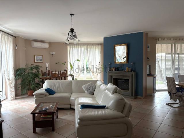 Case e ville in vendita di 151 m² in Via Monte Bianco, 8