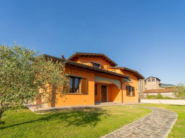 Case e ville in vendita di 151 m² in Via Piano di Mocrone