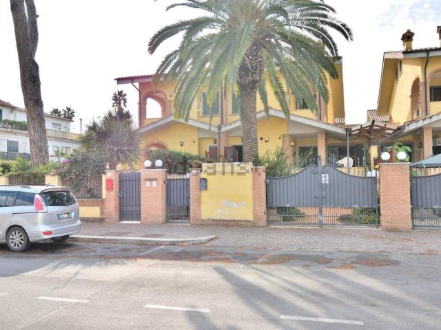 Case e ville in vendita di 151 m² in Viale Castellammare