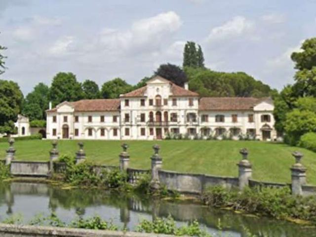 Case e ville in vendita di 1520 m² in Via Roma