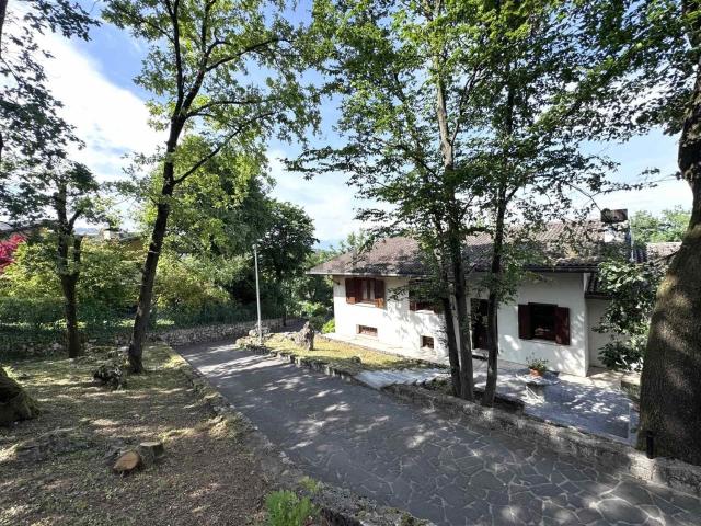Case e ville in vendita di 152 m² in Via delle Querce, 10