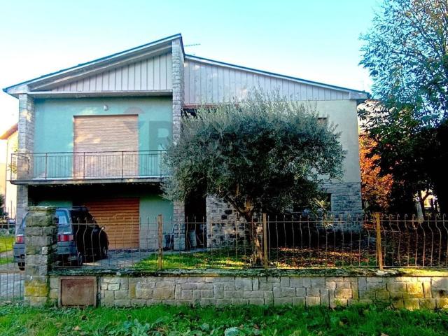 Case e ville in vendita di 153 m² in Via della Costituzione, 84