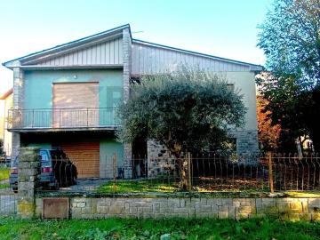 Case e ville in vendita di 153 m² in Via della Costituzione, 84