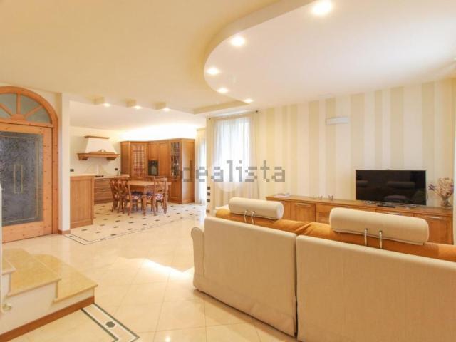 Case e ville in vendita di 153 m² in Via Sandro Pertini