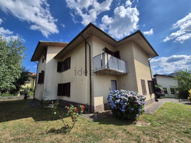 Case e ville in vendita di 154 m² in Via F. Vecchiacchi, 8