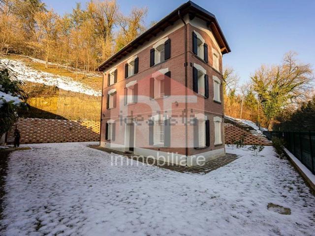 Case e ville in vendita di 154 m² in Via Landa