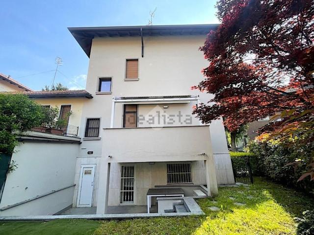 Case e ville in vendita di 154 m² in Via Privata Bitonto, 19