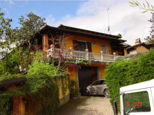 Case e ville in vendita di 155 m² in Via Commendator Michele Thea