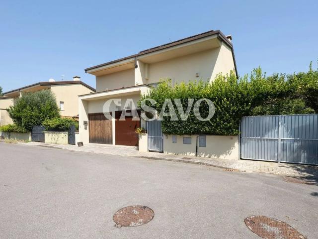 Case e ville in vendita di 155 m² in Via Giorgio Perlasca, 27