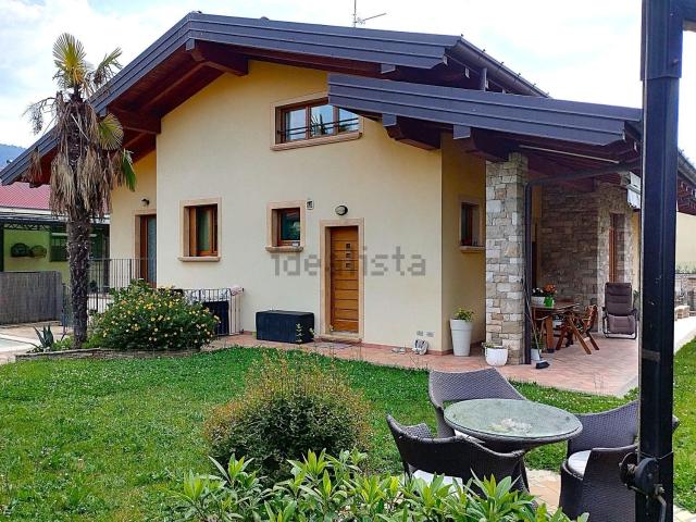 Case e ville in vendita di 155 m² in Via Don Pietro Belotti, 6