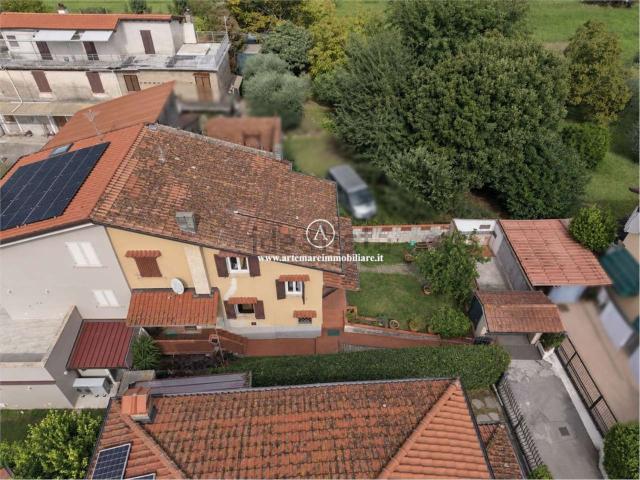 Case e ville in vendita di 155 m² in Via degli Olmi, 92