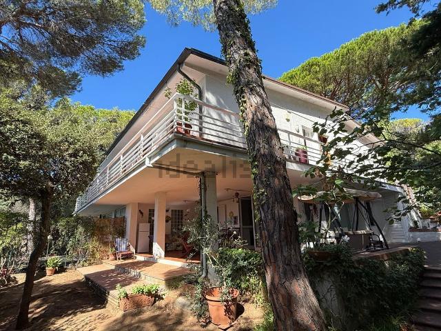 Case e ville in vendita di 155 m² in Via dei Ginepri