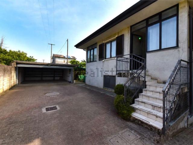 Case e ville in vendita di 155 m² in Via del Moro, 1