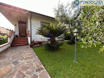 Case e ville in vendita di 155 m² in Via del Casone