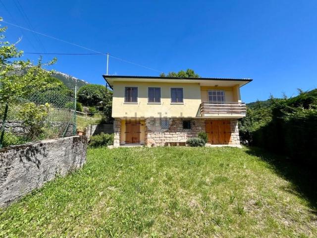 Case e ville in vendita di 156 m² in Via Chiesa, 2