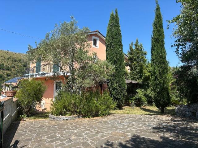 Case e ville in vendita di 156 m² in Via Massa