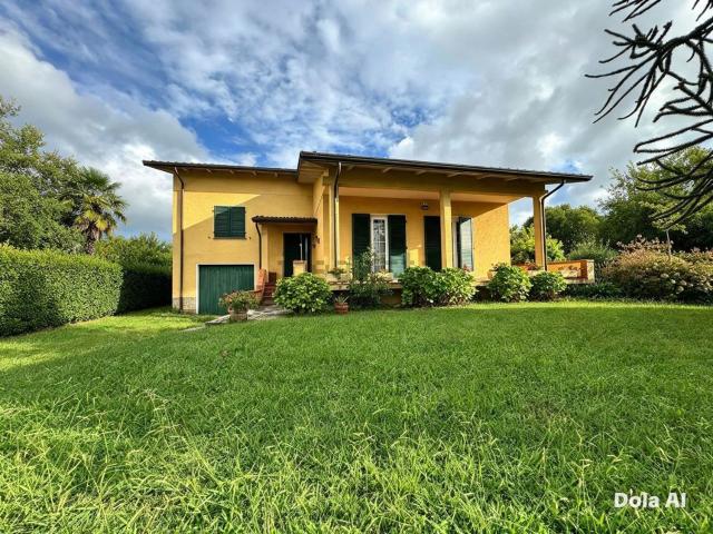 Case e ville in vendita di 157 m² in Via Appia, 9