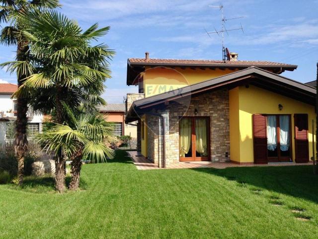 Case e ville in vendita di 157 m² in Via Giacomo Leopardi, 8