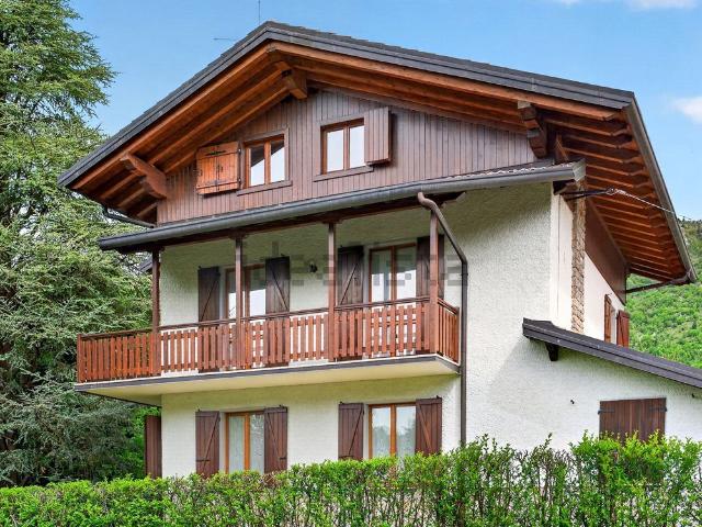 Case e ville in vendita di 157 m² in Via dei Gigli, 9