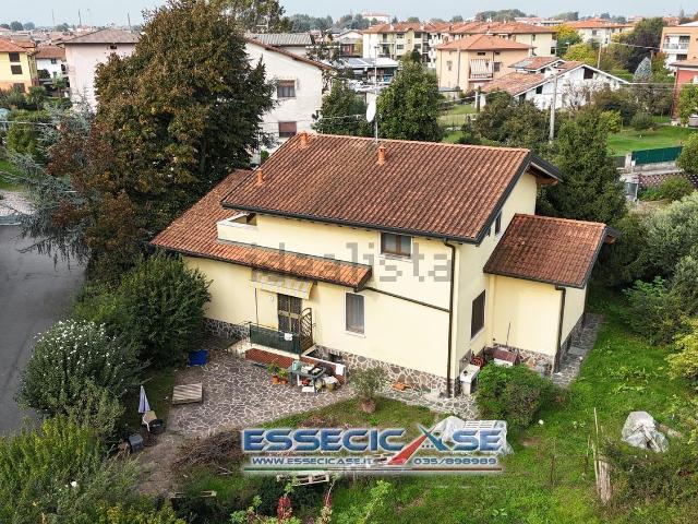 Case e ville in vendita di 157 m² in Via Ludovico Ariosto, 96