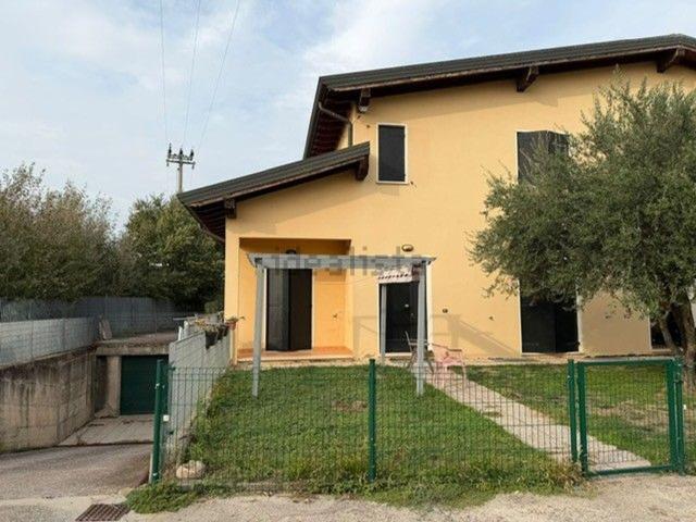 Case e ville in vendita di 157 m² in Via Zambonina