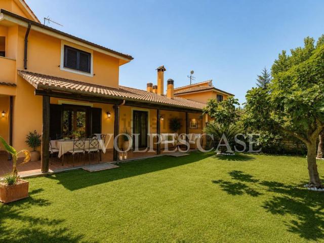 Case e ville in vendita di 157 m² in Strada Morlupo Capena, 1614