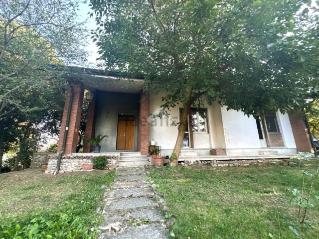 Case e ville in vendita di 158 m² in Via Caduti del Lavoro, 11