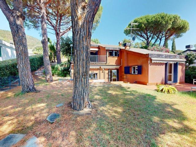 Case e ville in vendita di 158 m² in Via dei Pini D&apos Aleppo, 65