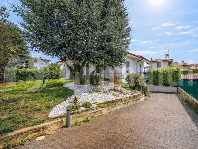 Case e ville in vendita di 158 m² in Via Segrino, 1