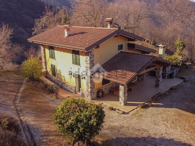 Case e ville in vendita di 158 m² in Via Prati Comuni