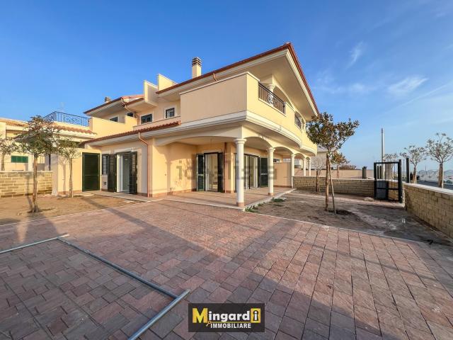 Case e ville in vendita di 158 m² in Lungomare Delle Sirene, 8
