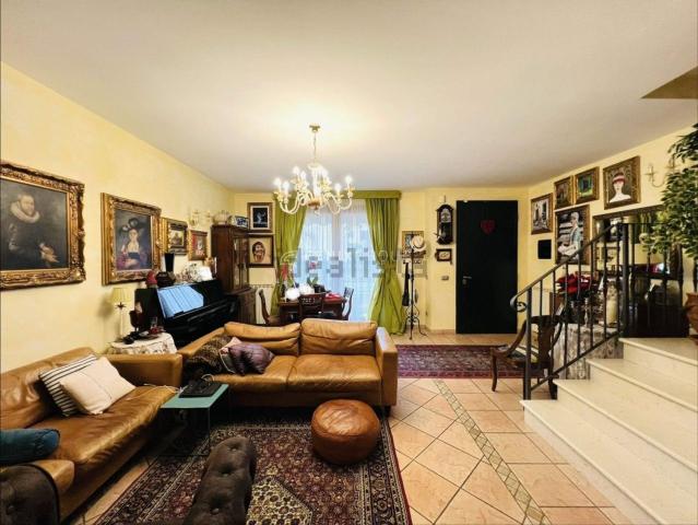 Case e ville in vendita di 159 m² in Via Venzone, 11