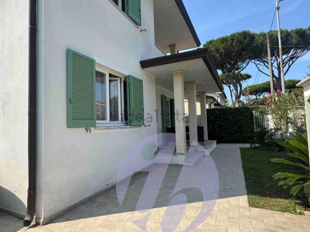 Case e ville in vendita di 160 m² in Via Cortona, 120