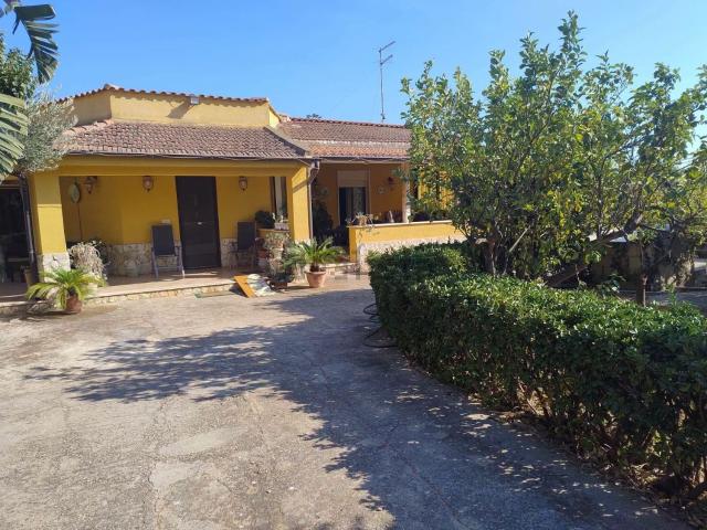 Case e ville in vendita di 160 m² in Via Cannatello