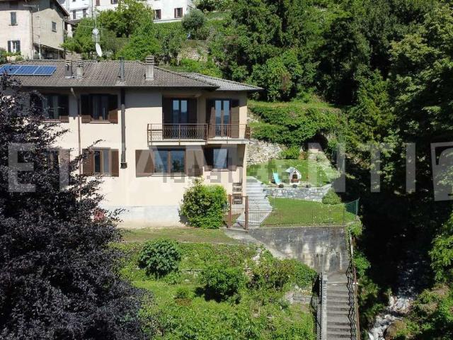Villetta bifamiliare in vendita di 160 m² in Via Aldo Moro, 4
