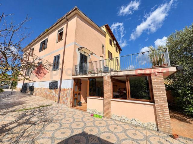 Case e ville in vendita di 160 m² in Via G.Ferraris, 17