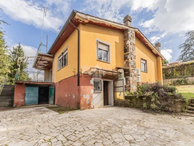 Case e ville in vendita di 160 m² in Via dei Castagni, 26