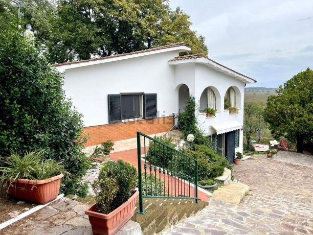 Case e ville in vendita di 160 m² in Via dei Castagni, 45