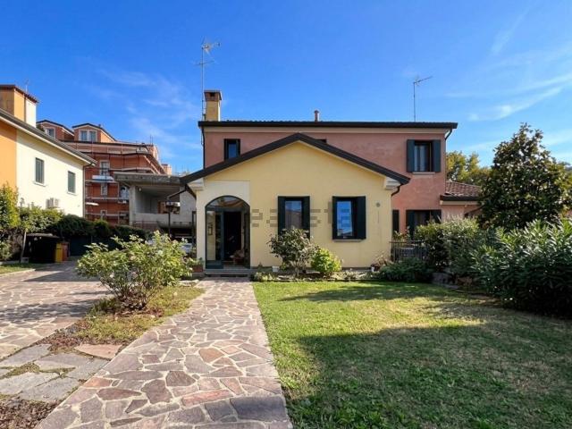 Case e ville in vendita di 160 m² in Via della Pace