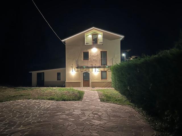 Case e ville in vendita di 160 m² in Via delle Cese, 4