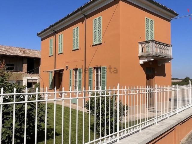 Case e ville in vendita di 160 m² in Via Emilia, 77